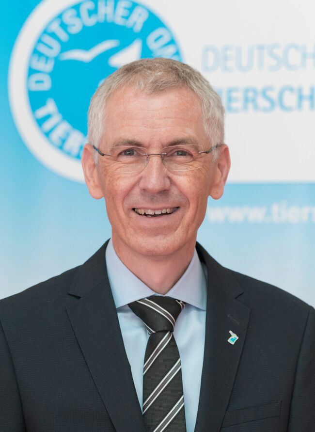 Portrait von Juergen Plinz vor einer Wand mit der Aufschrift "Deutscher Tierschutzbund"