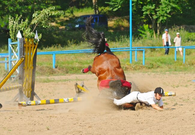 Fallender Reiter auf Pferd