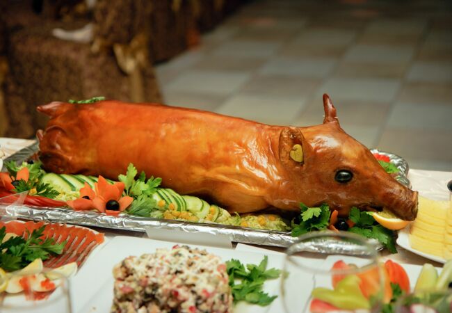 Schwein verzehrfertig auf einem Teller