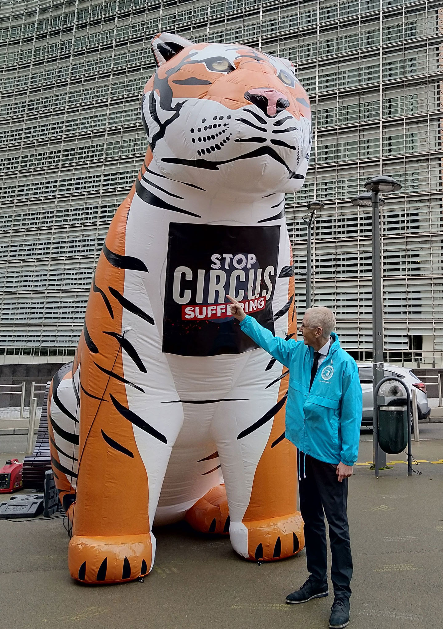 Juergen Plinz steht neben einem Aufsteller in Tiger-Form und zeigt auf den Schriftzug "Stop Circus Suffering"